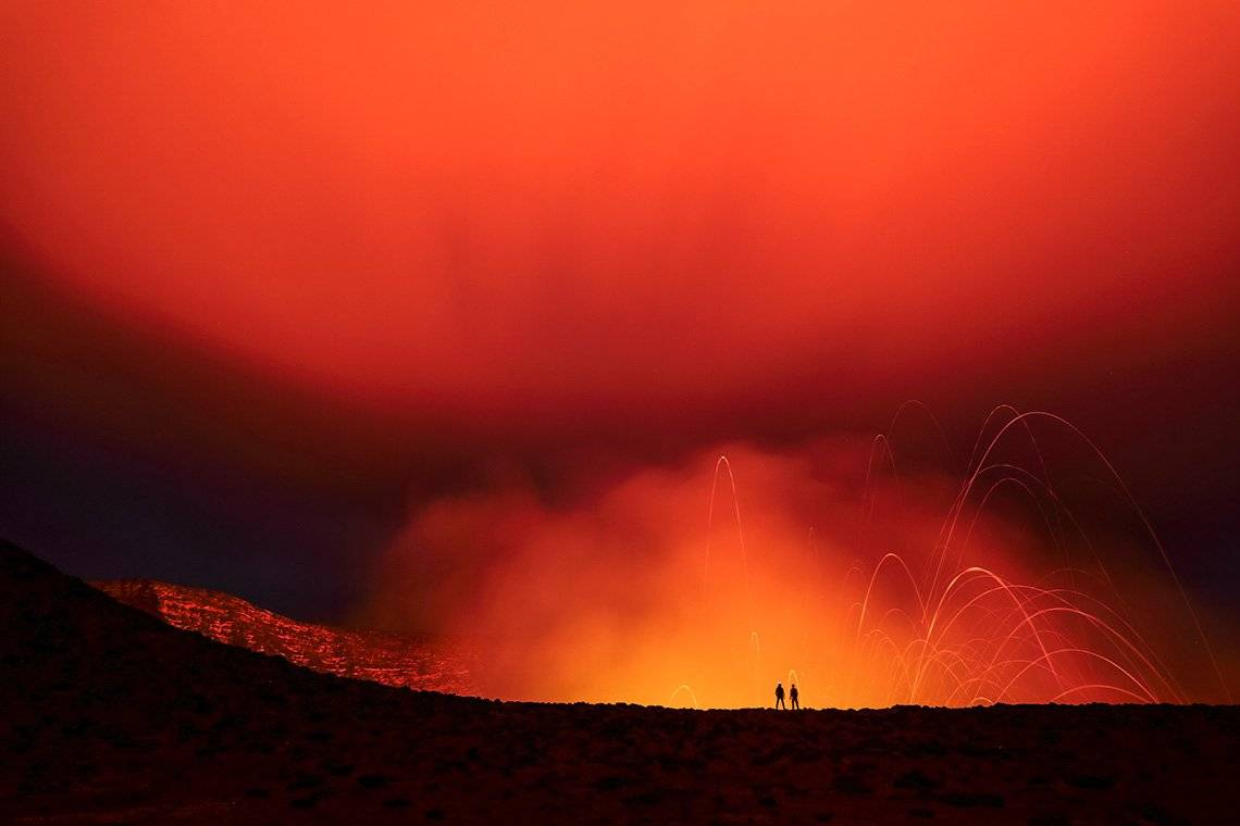 Two scientists by a volcano in Vanuatu, photographed by Ulla Lohmann on a Canon ֽ_격-.