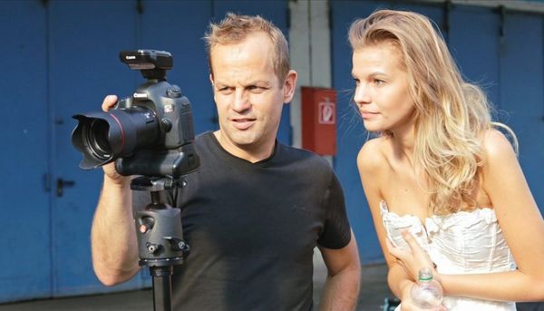Jörg Kyas shows a model her image on his Canon camera.