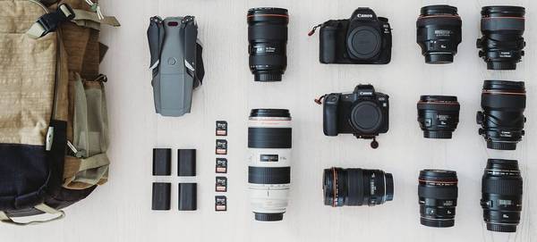 The contents of Markus Morawetz's wedding kitbag, including Canon 365betͶע_365betֳ-appٷ@ and 365betͶע_365betֳ-appٷ@ bodies and a range of Canon lenses.