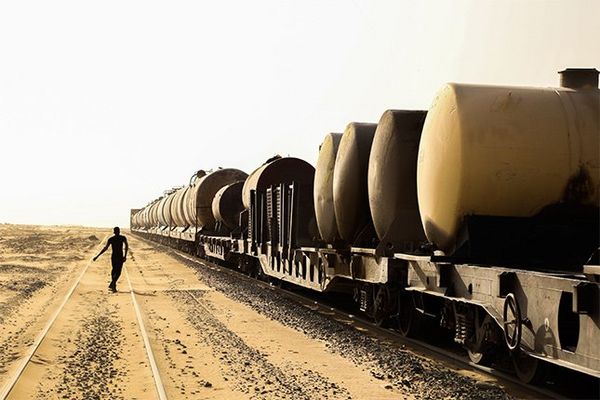 A vast iron ore train in the desert, photographed by Daniël Nelson on a Canon EOS 6D.