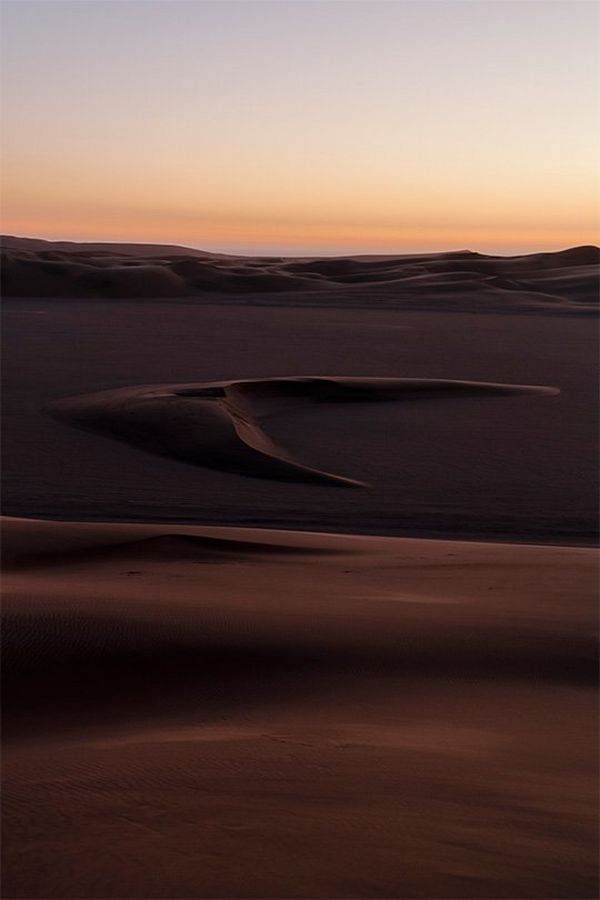 A Namibian desert scene at sunset, photographed by Brent Stirton on a Canon 365betͶע_365betֳ-appٷ@.