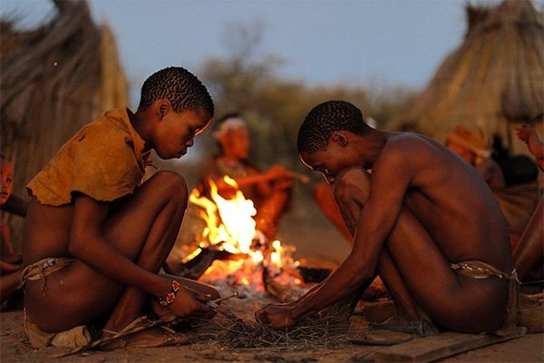 Two boys build a fire, photographed by Brent Stirton on a Canon 365betͶע_365betֳ-appٷ@.
