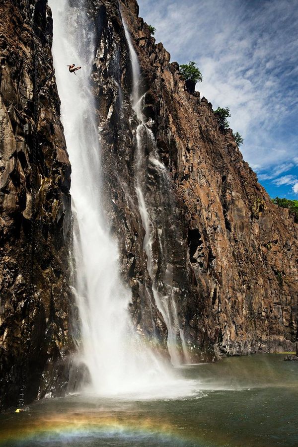 Jonatan Parades of Mexico diving from Victoria Falls.