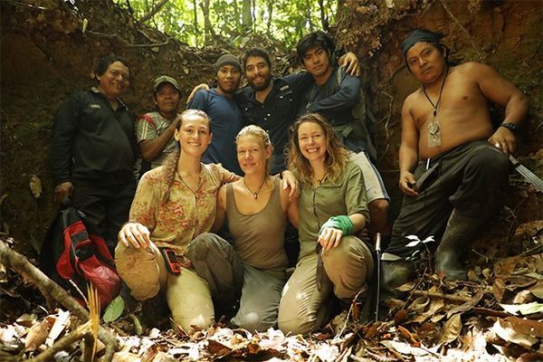 Laura Bingham, Ness Knight, Pip Stewart and six male Wai Wai tribespeople pose for a group shot.