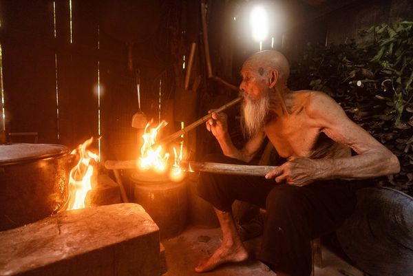 Inside his house, one of the fishermen lights a fire. Taken by Joel Santos on a Canon ֽ_격-.