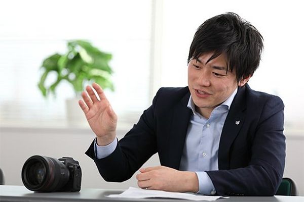Kaishi Kawai, of Canon ICB Optical Business Group, with a Canon RF 85mm F1.2L USM lens.