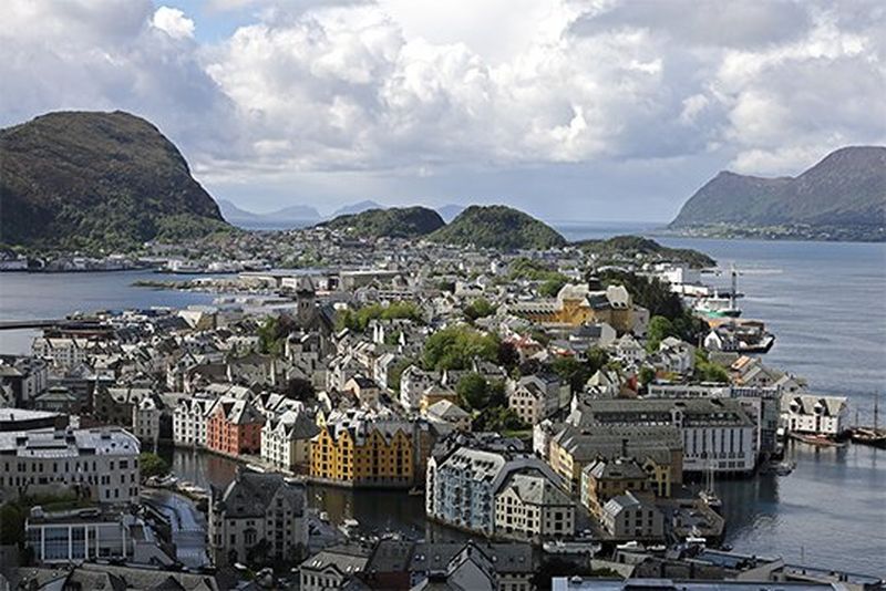 Colourful buildings in a coastal Norwegian town are seen from above. Photo by Richard Walch on a Canon RF 24-240mm F4-6.3 IS USM lens.
