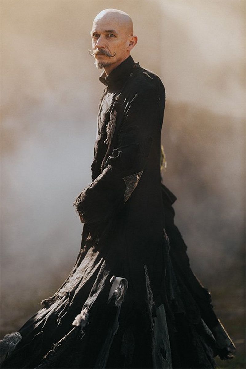 The bald man wears a long, samurai-like skirt in mist. Photo by Rosie Hardy with a Canon RF 85mm F1.2L USM lens.