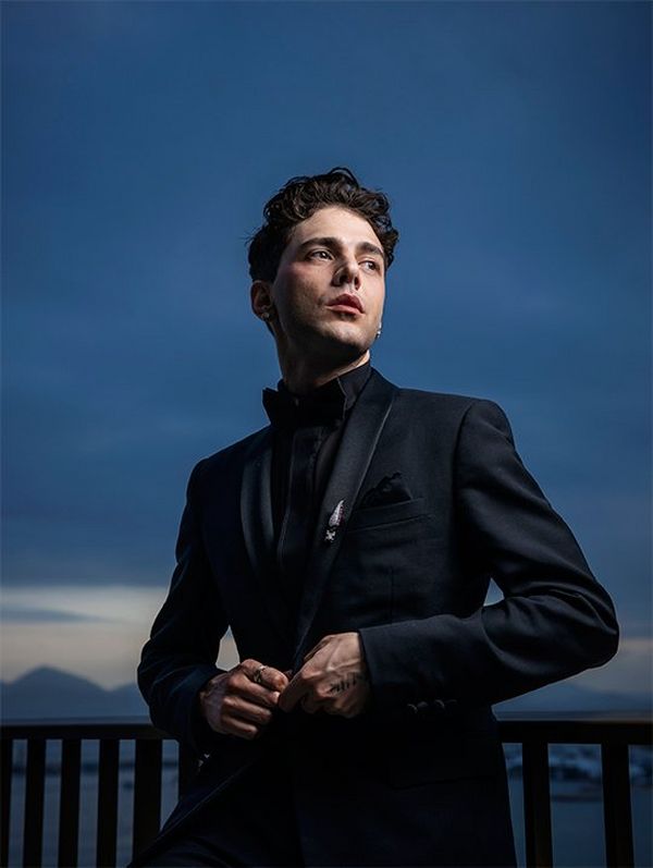Director and actor Xavier Dolan on a balcony overlooking the Bay of Cannes in the evening light. Photograph by Paolo Verzone on a Canon 365betͶע_365betֳ-appٷ@.