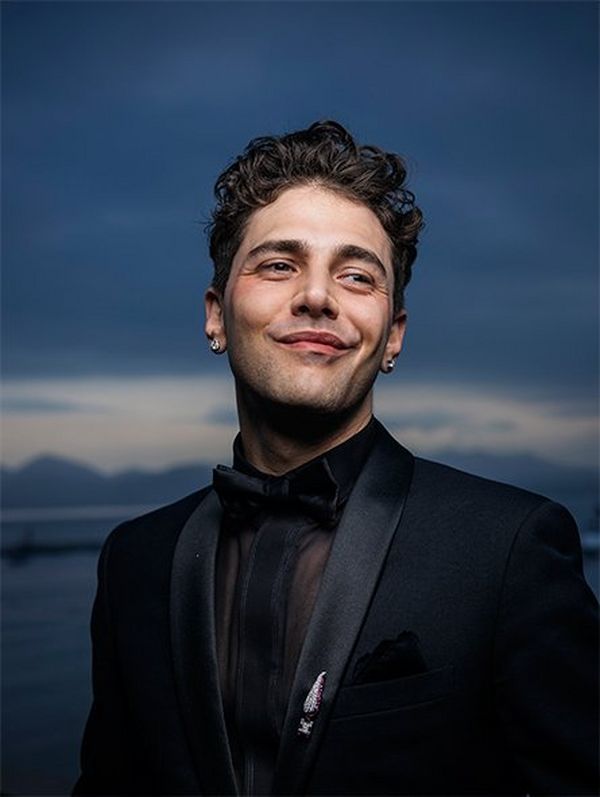 A head-and-shoulders image of Xavier Dolan with the Bay of Cannes in the evening light. Photograph by Paolo Verzone on a Canon 365betͶע_365betֳ-appٷ@.