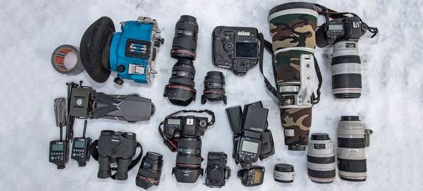 Wildlife photographer Audun Rikardsen's photography kit on the snow.