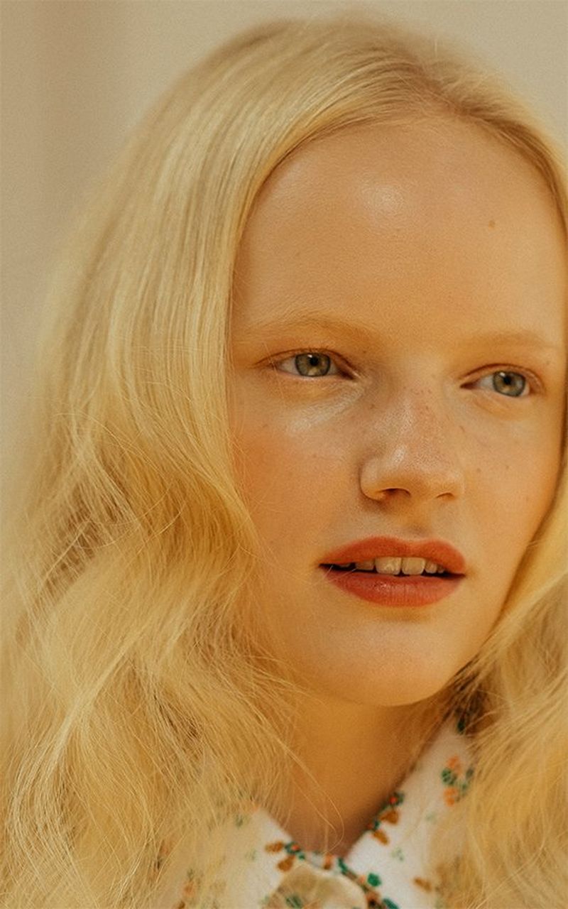 A close-up of a blonde woman, photographed by Javier Cortés on a Canon EOS 5D Mark IV.