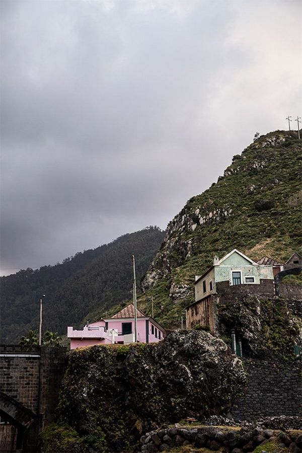 A pink house and mint green house sit on the side of a hill. Photo by Michaela Nagyidaiov on a Canon EOS 6D Mark II with a Canon EF 24-70mm f/2.8L II USM lens.