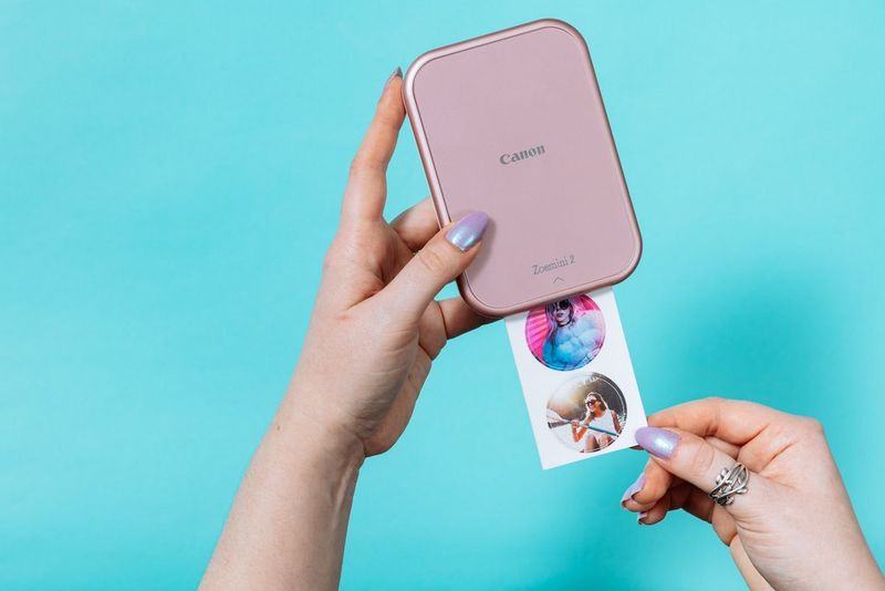 HP Sprocket - Paquete de impresora fotográfica portátil 2 en 1 y cámara  instantánea con tarjeta microSD de 8 GB y papel fotográfico Zink, color  blanco