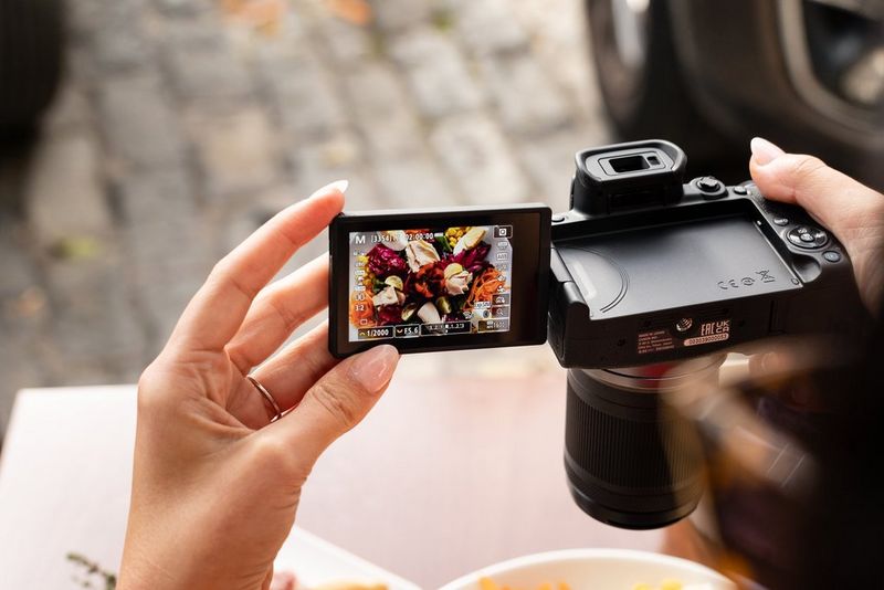 Canon EOS R10 - Сенсорный экран с регулируемым углом наклона