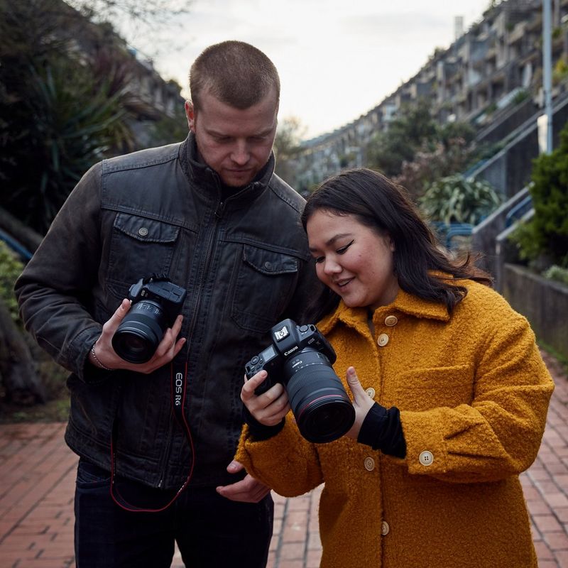 Une Jeune Femme Avec Un Appareil Photo Professionnel Prend Une