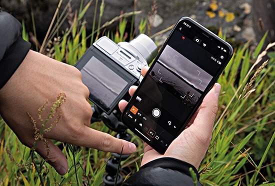 https://i1.adis.ws/i/canon/canon_powershot_g7_x_mark_iii_smartphone_remote_shooting?w=550&qlt=100&fmt=jpg&fmt.options=interlaced&bg=rgb(236,237,237)