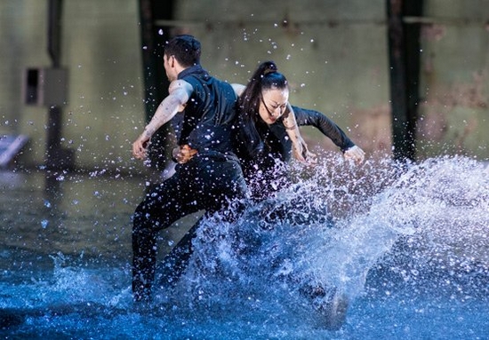 Ilvy Njiokiktjien captures a water-dancing show