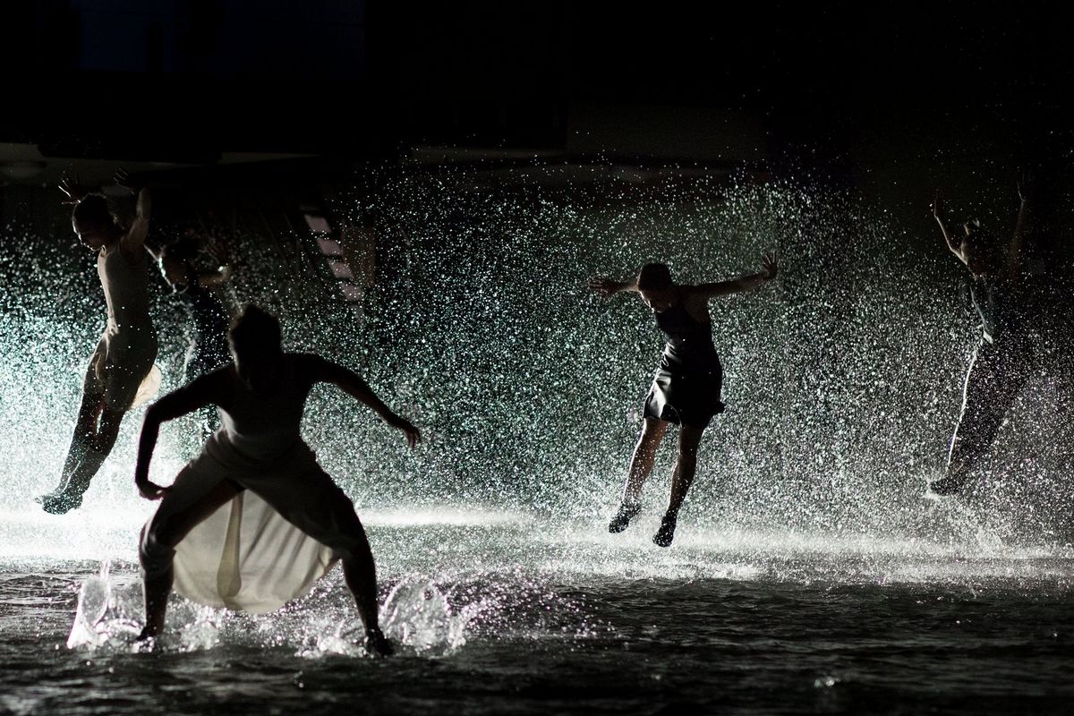 Танец воды музыка. Танец с водой. Танцы на воле. Танцует на воде. Танцующая вода.