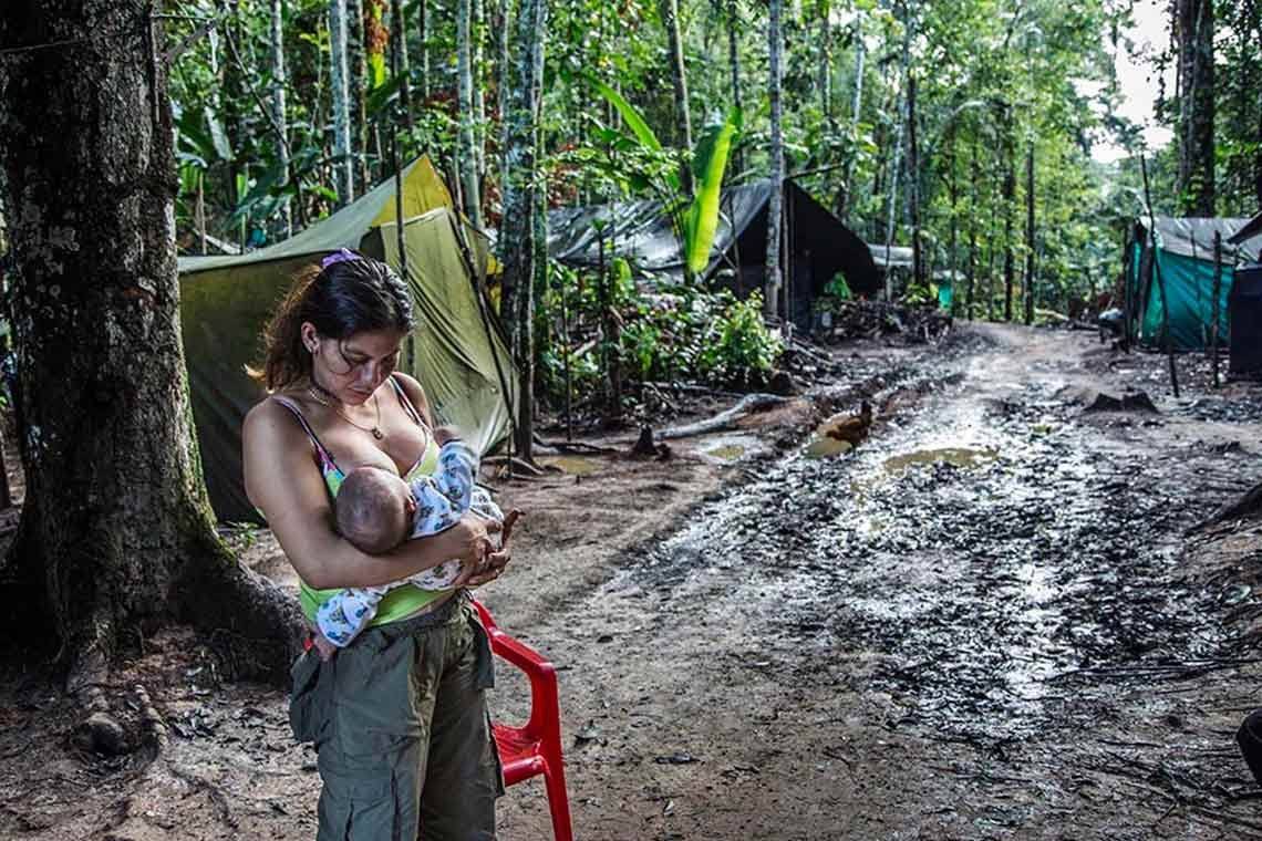 A former FARC fighter holding her baby-boom child, shot on a Canon EOS 5D Mark III by Catalina Martin-Chico.