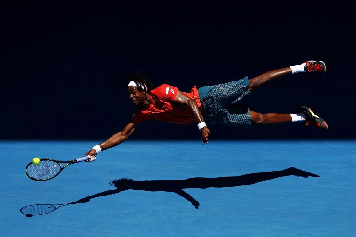 Sports on d. Гаэль Монфис. Гаэль Монфис французский теннисист. Теннисист в прыжке. Спортсмен картинка.