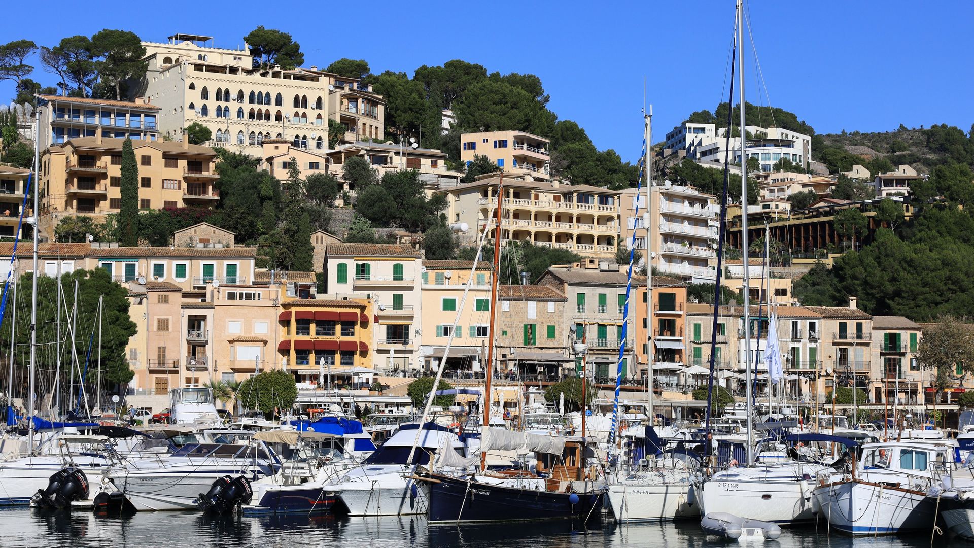 Canon RF 24-105mm F4-7.1 IS STM shot of a harbour with boats and houses in the background