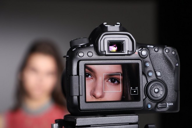5-кратное увеличение на глаз женщины в режиме Live View на заднем дисплее камеры Canon EOS 6D Mark II.