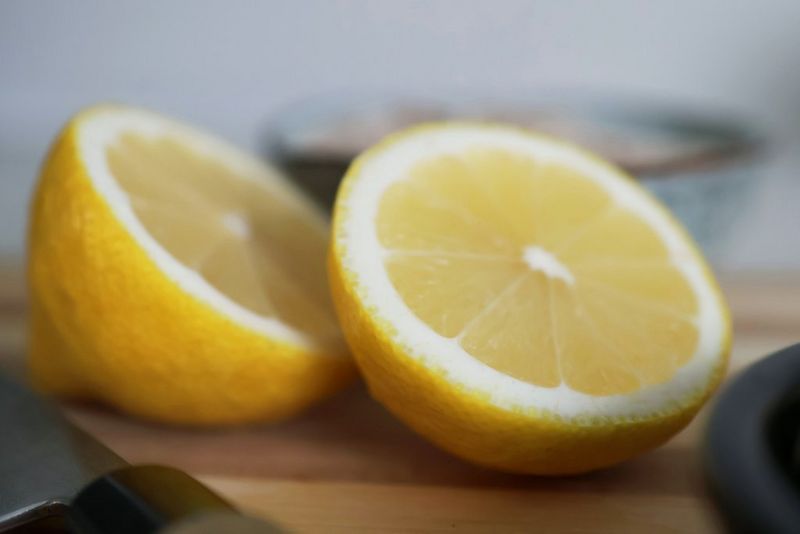 Образец брекетинга фокусировки EOS R50 на переднем плане лимонного изображения