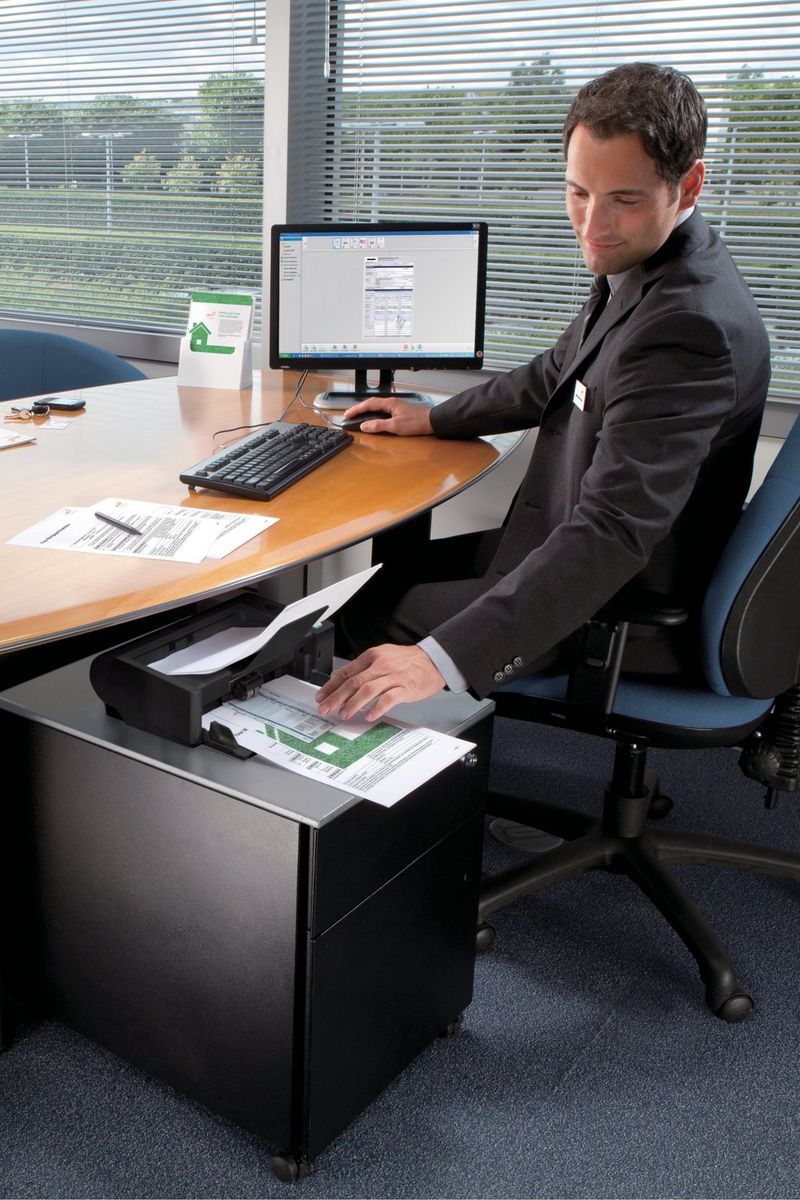 Office professional using Canon imageFORMULA DR-M140II to enhance efficiency and produce high-quality images 