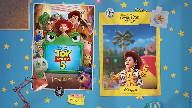 L'affiche de « Toy Story 5 » à côté d'un cadre photo « Disneyland Adventure World » sur un fond bleu étoilé