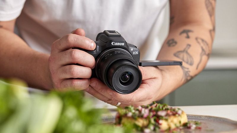 ecom_Italy_EOS_R50_Feb26_16x9_an