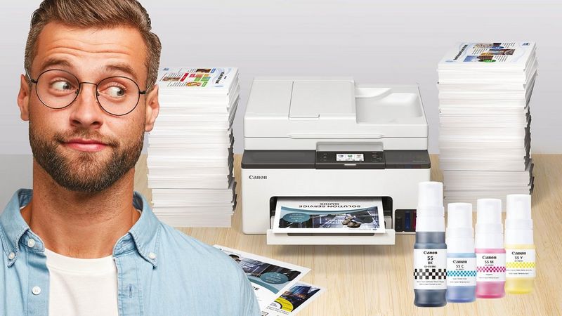 Imprimante Canon imprimant une photo sur un bureau dans un bureau à domicile lumineux à côté de bouteilles d'encre et d'un ordinateur