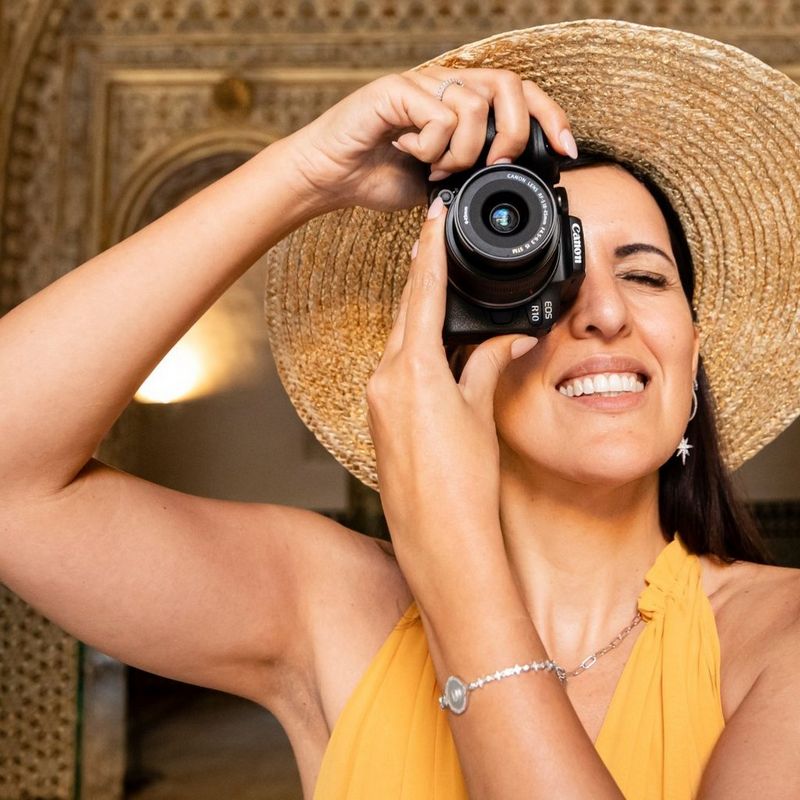 Une personne utilisant le Canon EOS R10 pour prendre une photo à l'intérieur d'une pièce très décorée