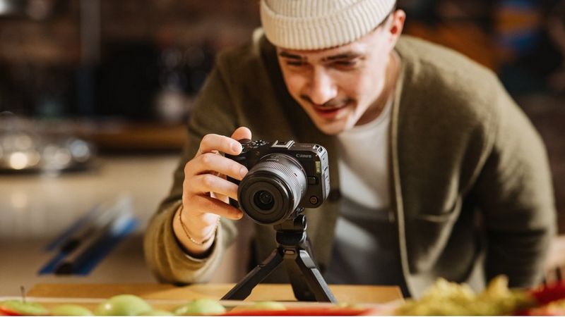 ecom_Vlogging_Cameras_Guide_Banner_May25_16x9_an