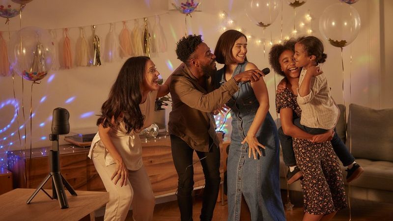 ecom_christmas-gift-guides-2022_hub-hero-image_16x9_v1