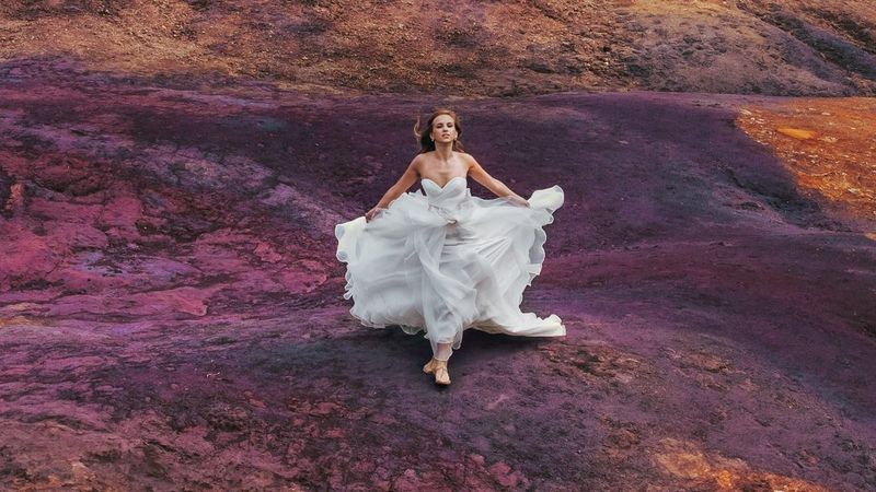 ecom_eos-r-editorial-guide_wedding-photography_1-hero-image_dec22_16x9