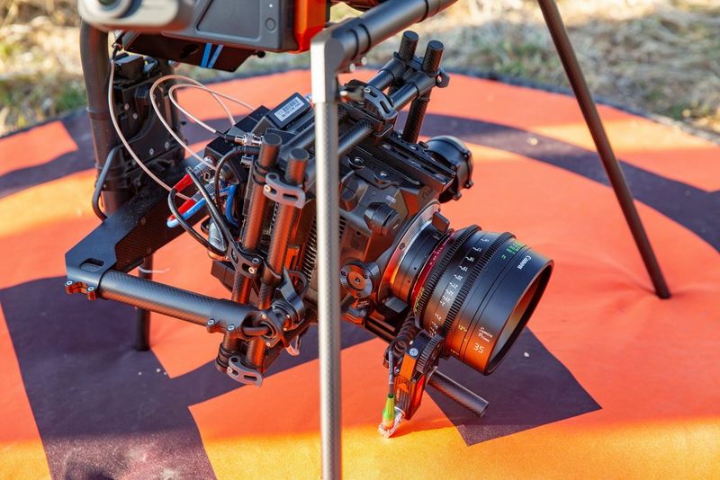 Une caméra Canon EOS C300 Mark III installée sur un drone.
