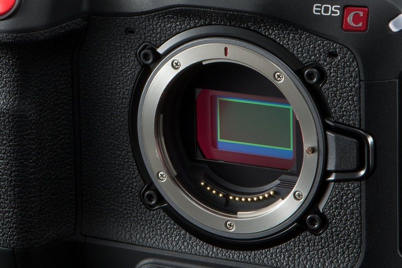 Canon EOS C70 sans objectif, révélant le capteur DGO, visible à travers la monture d'objectif.
