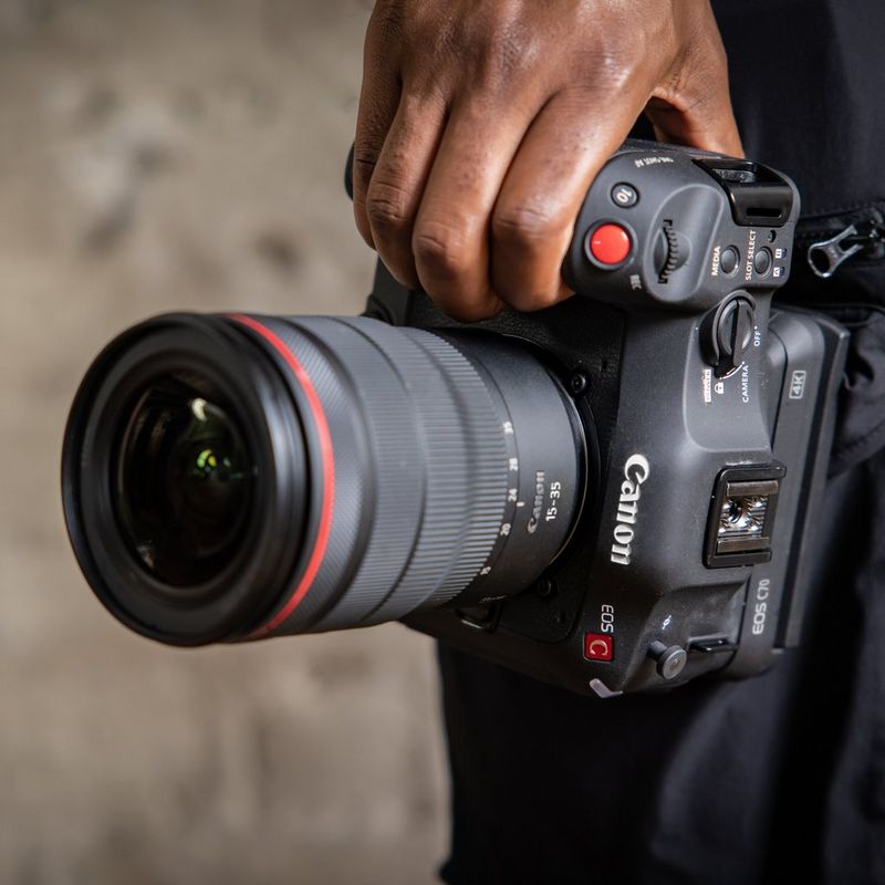 Bărbat care ţine EOS C70, cameră de cinema EOS