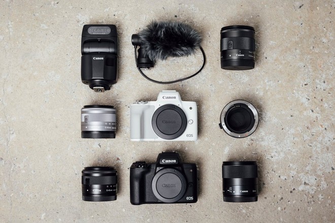 مجموعة متنوعة من الأدوات مرتبة على شكل مربع تتضمن كاميرا EOS M50 Mark II وعدسات وفلاشًا وميكروفونًا.