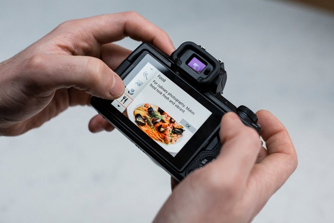 الشاشة الخلفية في كاميرا EOS M50 Mark II من Canon تعرض وضع تصوير الطعام.