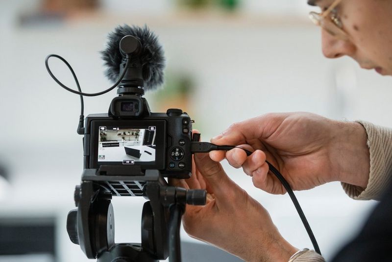 How to use your Canon DSLR or Mirrorless camera as a webcam with an HDMI  cable - Canon Europe