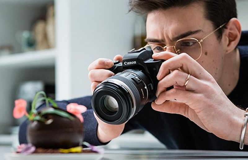 Slavenais konditors Mets Adlerds (Matt Adlard) uzņem fotogrāfiju ar šokolādes desertu, izmantojot Canon EOS M50 Mark II.