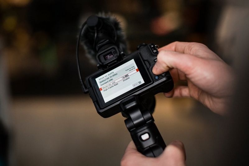 Экран настроек камеры Canon EOS M50 Mark II с установленным на нее микрофоном.