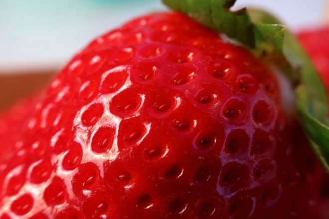 صورة مقرّبة لحبة فراولة.