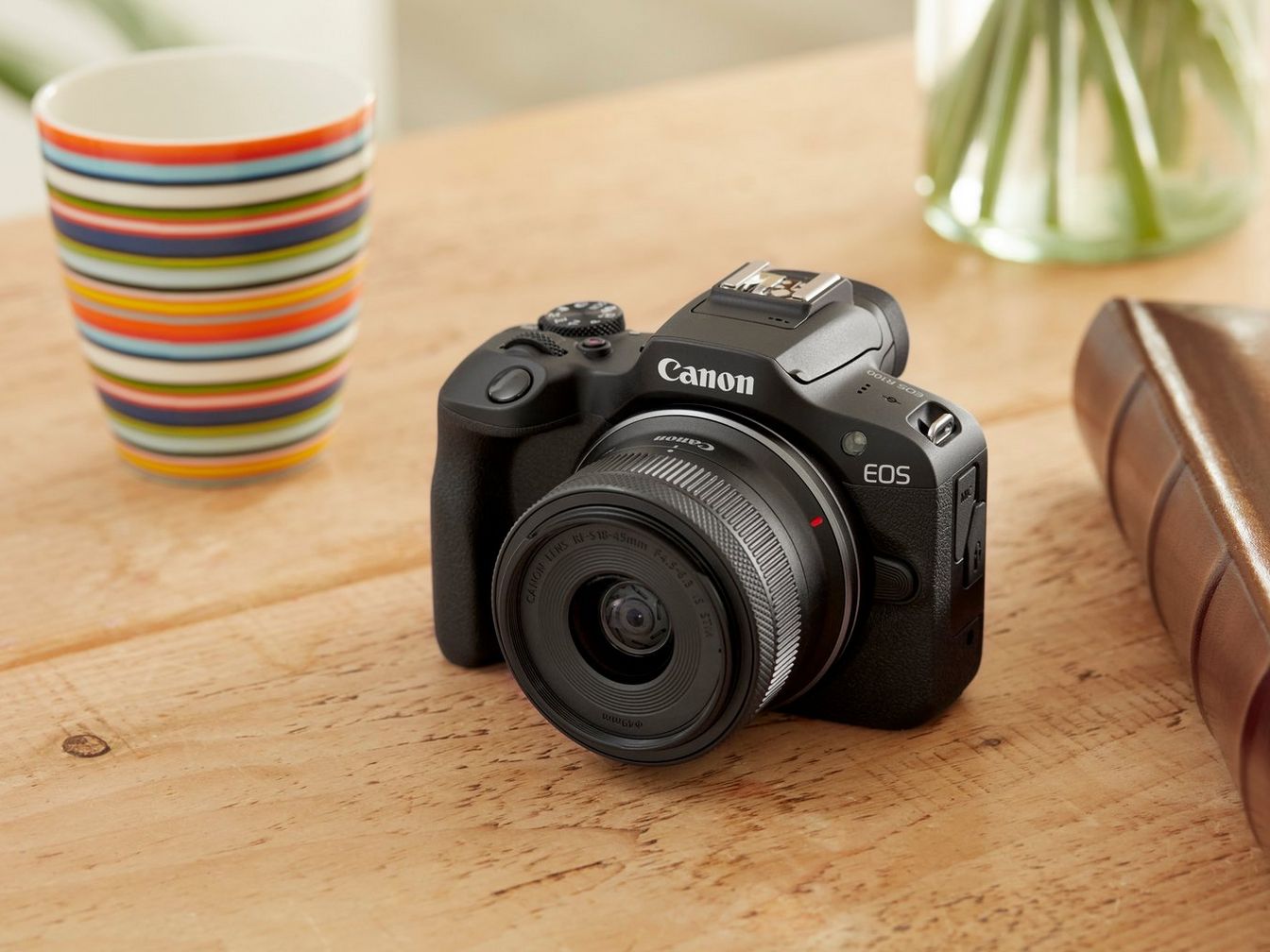 Canon EOS R100 Kamera mit RF-S 18-45mm - Canon Deutschland