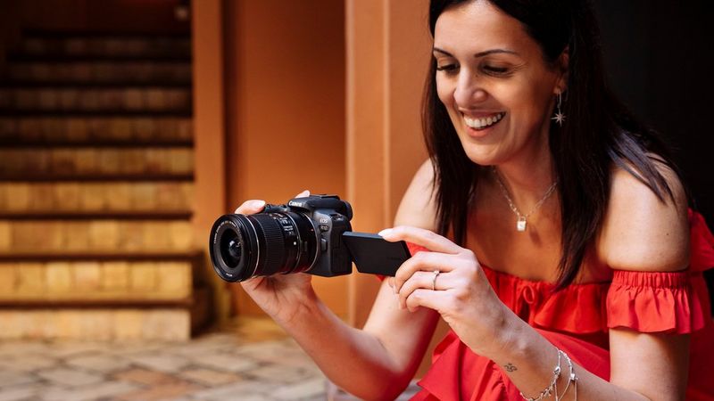 Fotógrafo Tomando Fotos Con Cámara Profesional Imagen de archivo