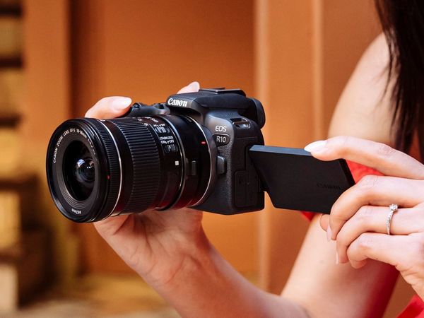 Ofertă de lansare cu adaptor de montură Canon EF-EOS R