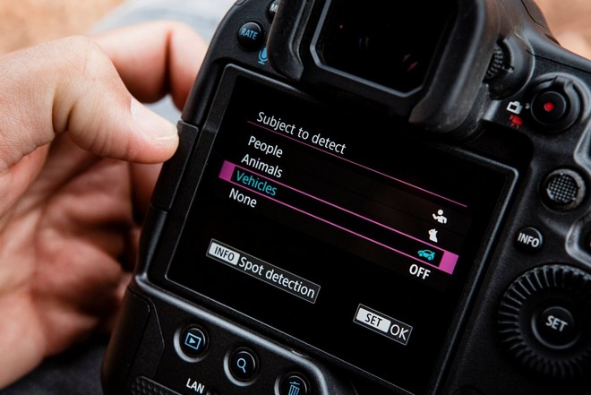 На заднем экране камеры Canon EOS R3 отображается меню обнаружения объекта с выделенными транспортными средствами.