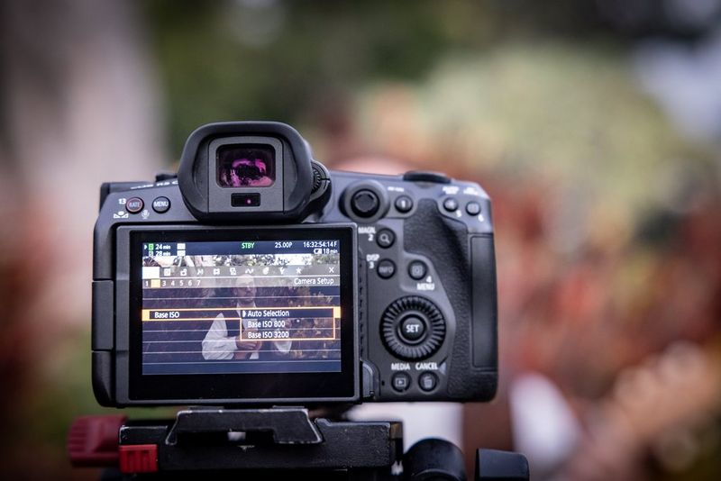 The touchscreen of an EOS R5 C showing the Dual Base ISO options.